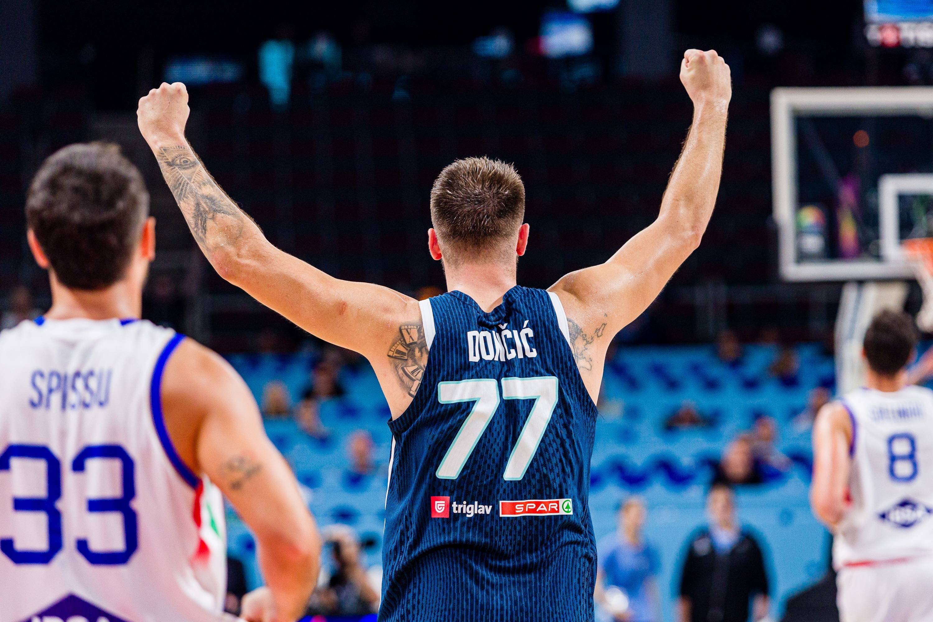 开云体育-东契奇回归赛场，高光表现首场状态亮眼，西班牙队观众沸腾！的简单介绍