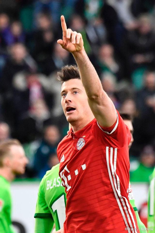 莱万多夫斯基在拜仁比赛中爆冷，高光表现引发热议！的简单介绍